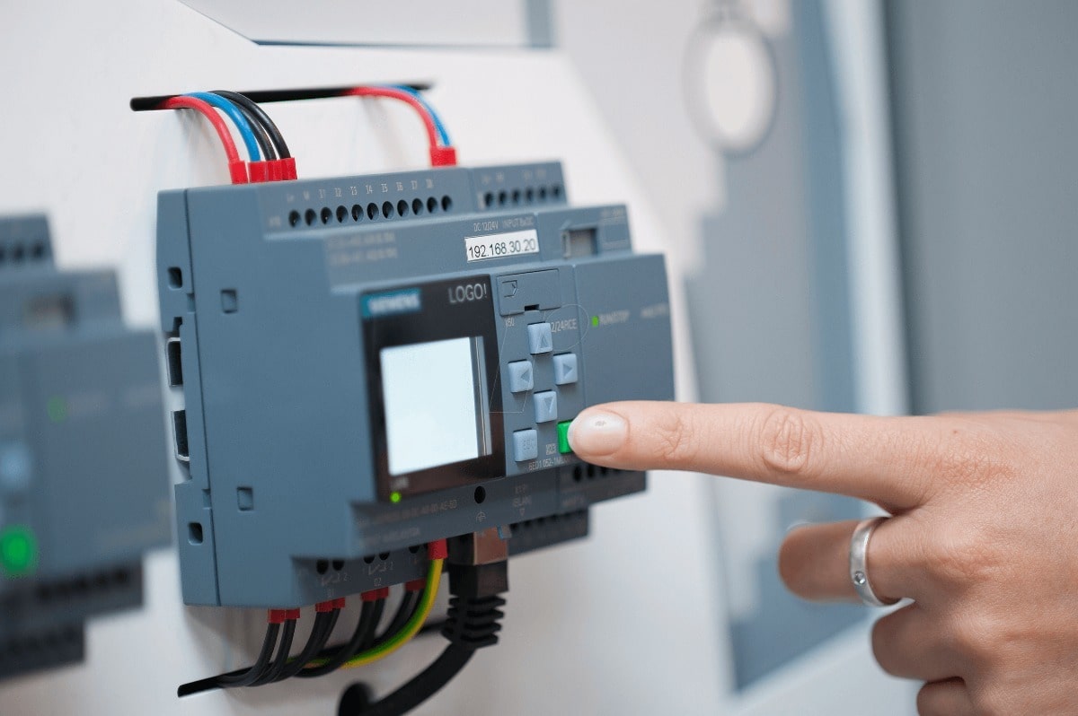 عکس PLC در تابلو برق صنعتی